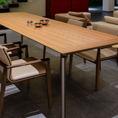 48 inch houten metalen eettafel met ijzeren benen.
